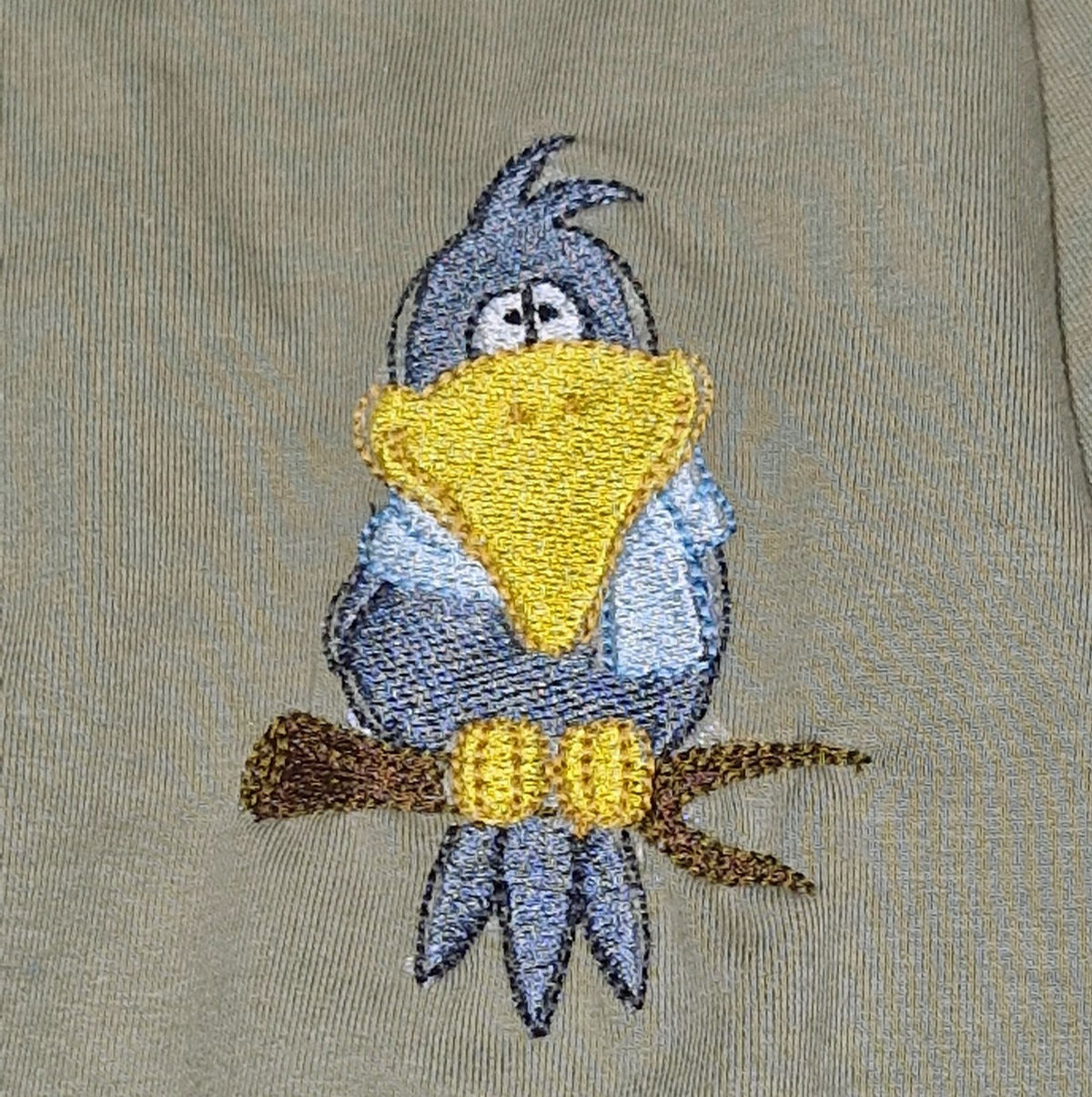 Sweater olive, Rabe bestickt