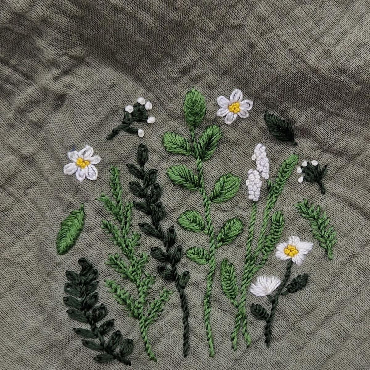 Dreieckstuch oliv, bestickt, Blumen