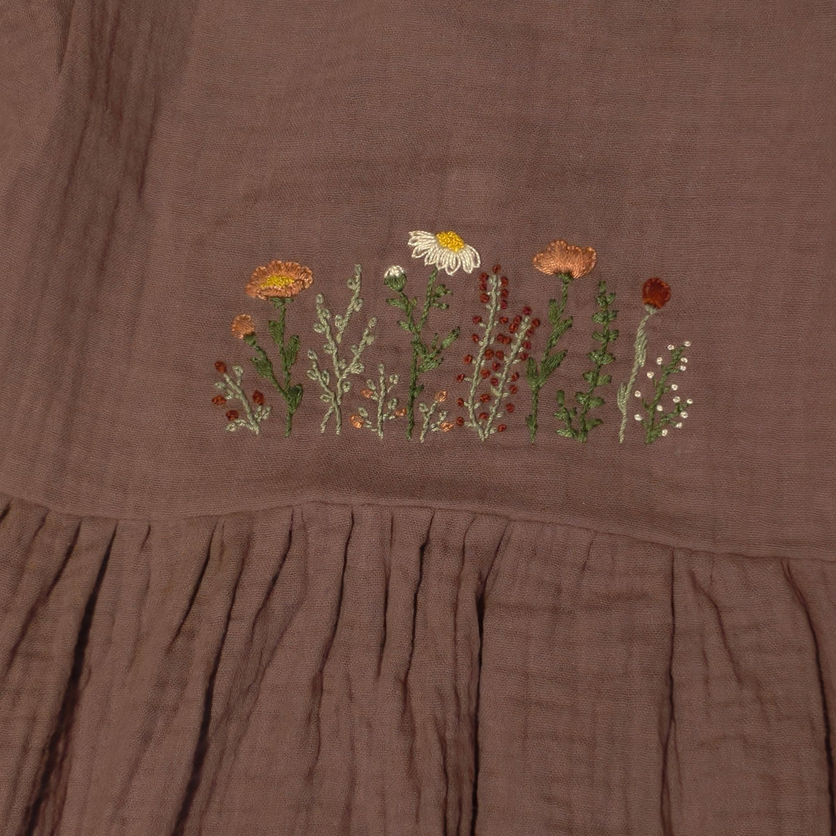 Kleid aus Musselin, mauve, Blumen handbestickt