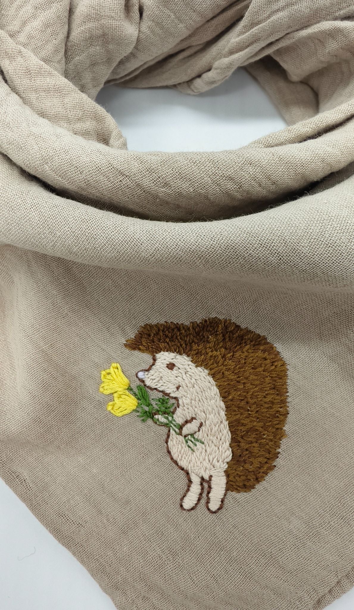 Dreieckstuch beige, bestickt, Igel