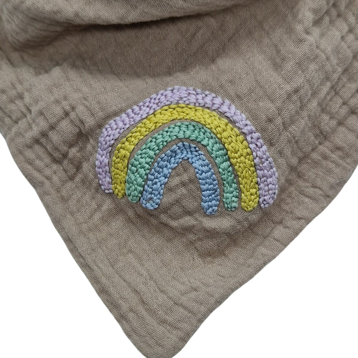 Dreieckstuch beige, bestickt, Regenbogen